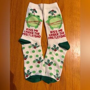 Kiss Me Under The Mistletoad Frog/Toad Holiday Socks - White & Green